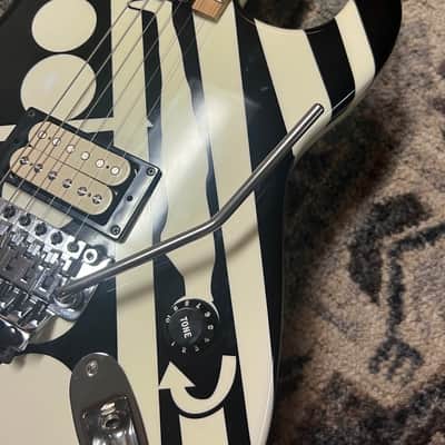 EVH Striped Series "Circles/See Ya" 2010 - 2024 - Gloss Black/White image 10