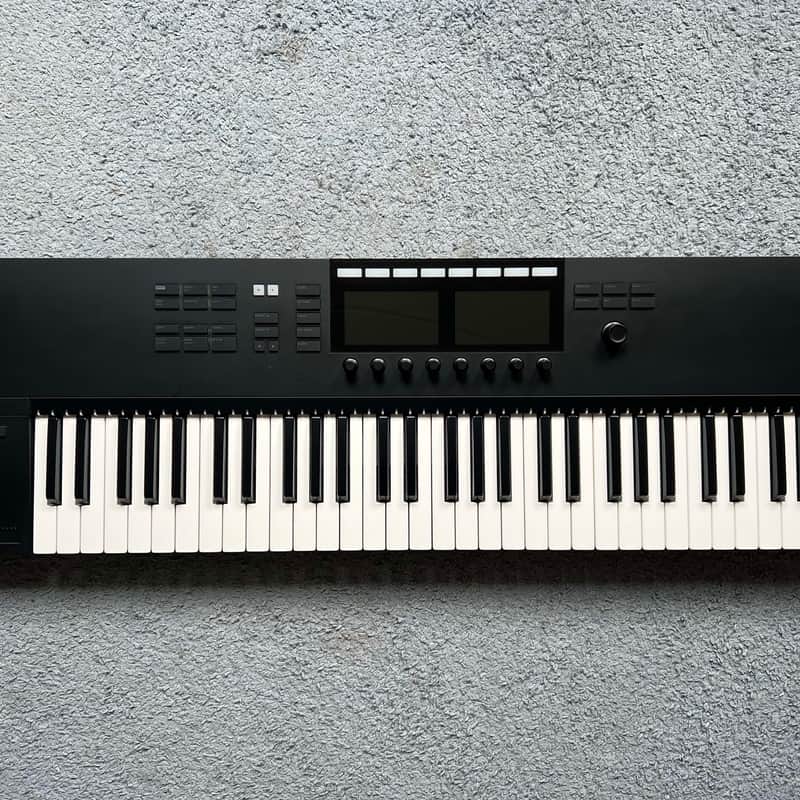 2010s Native Instruments Komplete Kontrol S61 Mk2 Black