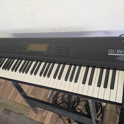 Korg 01/W FD années 1990 - Bon état de fonctionnement