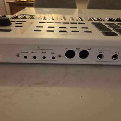 Arturia KeyLab 61 MkII MIDI Controller 2018 - Present - White image 9