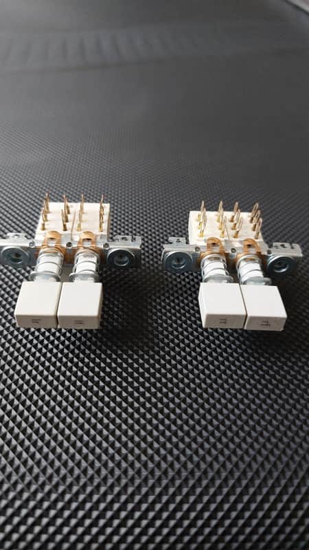 Neve 32430  Pair  button switch -WITH CAPS- lf ,lr,rf,rr - for Neve 8058, 8068,  8088Neve 32430 Isostat push button with caps for Neve 8058, 8068, and 8088  e image 1