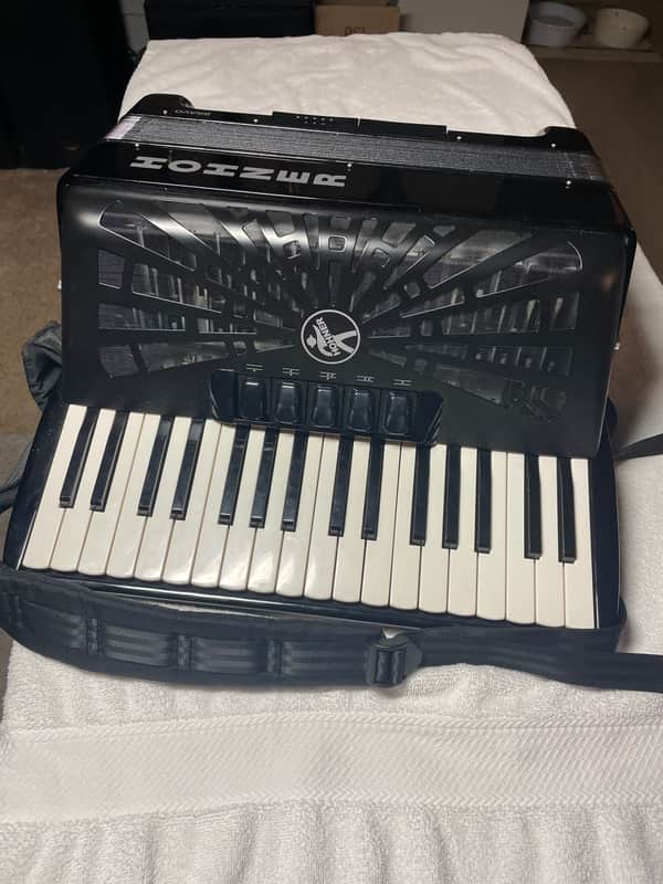 Hohner Bravo III 72 Accordion