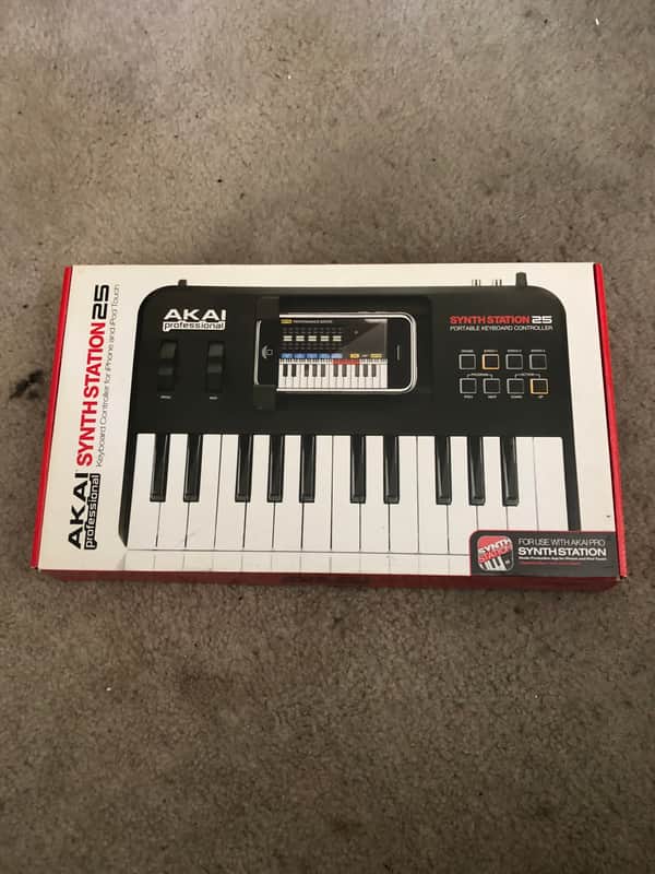Akai SynthStation 25 iPad MIDI Keyboard Controller 2010s - Black image 1