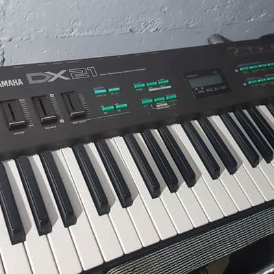 YAMAHA DX 21 SYNTHESIZER