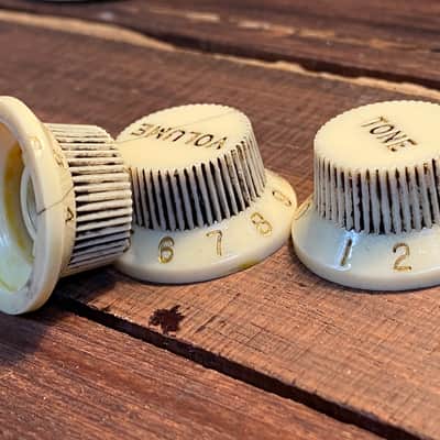General Vintage Tone  1960 - 62 Stratocaster  three spoke vintage knobs Aged parchment old