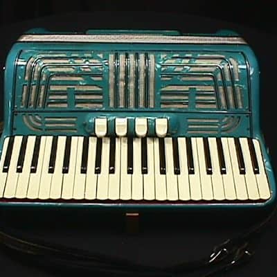 Vintage Italian Made United Artists 120 Bass Accordion with 5 Stops in Original Case & Ready to Play image 3