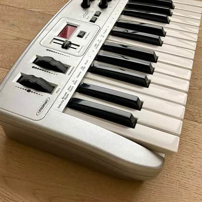 M-Audio Oxygen 8 25-Key MIDI Controller Keyboard 2002 - 2005 - Silver image 3