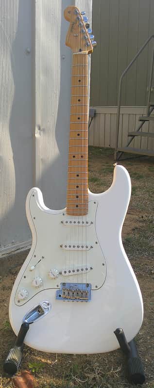 Left handed Fender Player Stratocaster with Maple Fretboard, 2018 - 2024 - Polar White