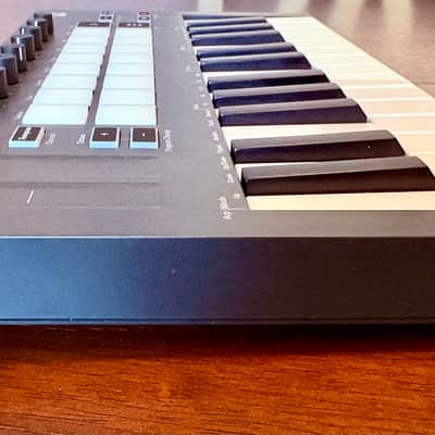 Novation LaunchKey Mini MIII Keyboard Controller + MIDI Dongle! image 6