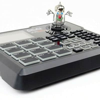 Akai XR 20  Beat Production Center  Synth Drum Maschine  + Wie Neu / Like New + 1 Jahr Garantie   En