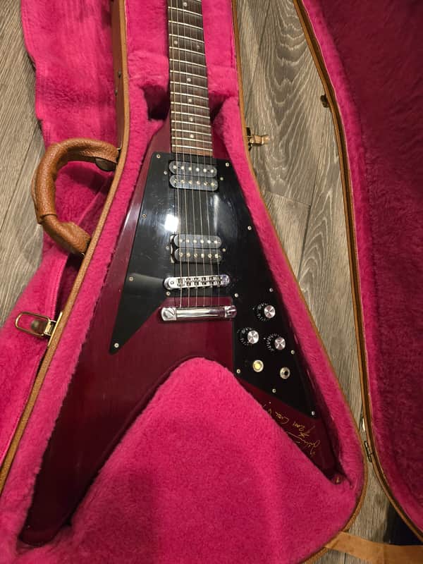 Gibson Flying V with custom scalloped fretboard sign by Yngwie Malmsteen