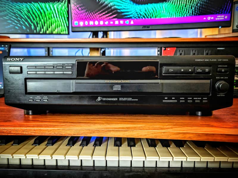 Sony cdp ce235 | W/ Manual and remote image 1