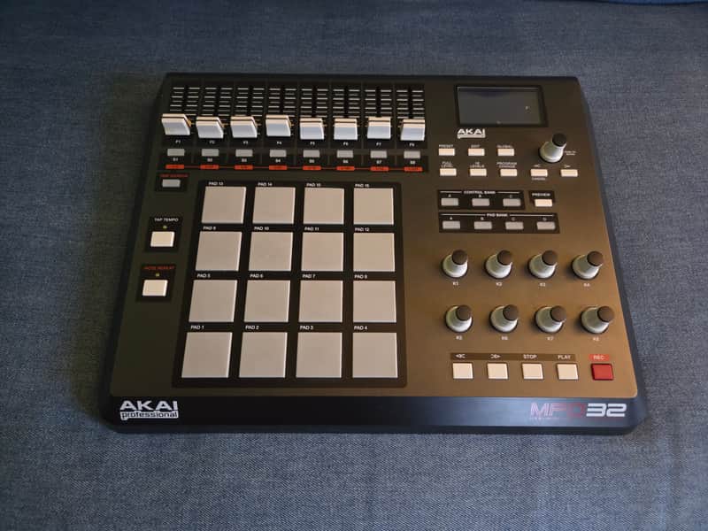Akai MPD32 2010s - Black image 1