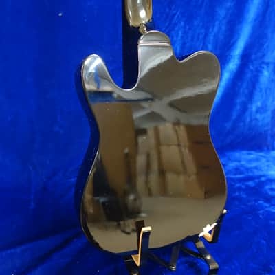 Mahalo TC Ukulele Electric With Cover - White image 3