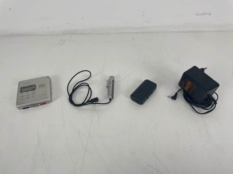 Sony - MZ-R55 - MiniDisc Walkman - Inc. Original Adapter/Remote/Battery-Pack image 1