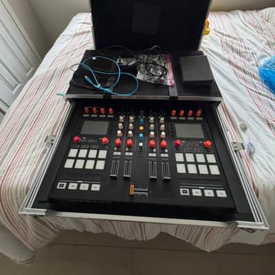 Native Instruments Traktor Kontrol S5 2010s - Black W/Flight Case image 2