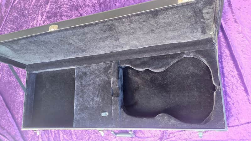 B.C. Rich Mockingbird Bass or guitar form fit hard case * best protection for your Mockingbird Bass * very hard to find! excellent NOS condition/just a few scratches visible *RC-6* image 1