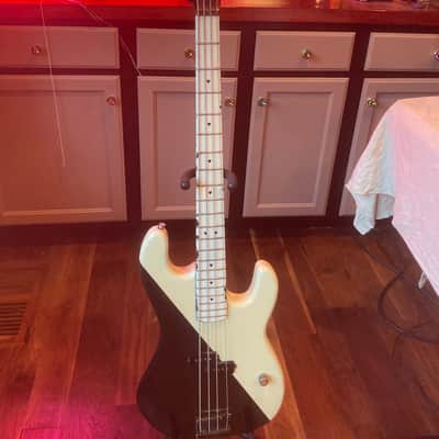 Kramer Pbass 1984 to 1986 Black/white image 1
