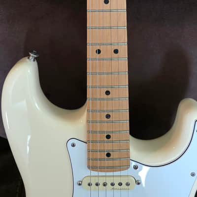 Fender Deluxe Roadhouse Stratocaster with Maple Fretboard 2017 - 2021 Olympic White image 4