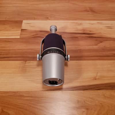 Shure Motiv MV7-S Podcasting, Streaming, Home Recording and Gaming Microphone Silver Free Shipping! image 3