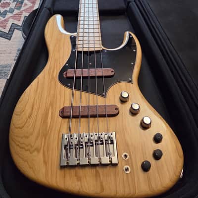 Xotic XJ-1T 5-String Active Jazz Bass – Excellent Condition – Natural Ash/Maple – Premium Hybrid Case. 9.6lbs image 3