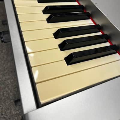 Yamaha P-70 - SILVER image 5