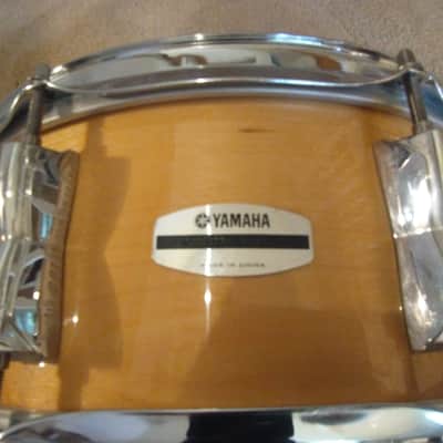 Yamaha 14 round x 5.5 inch snare drum quality hardwood shell natural lacquer finish very clean! image 2