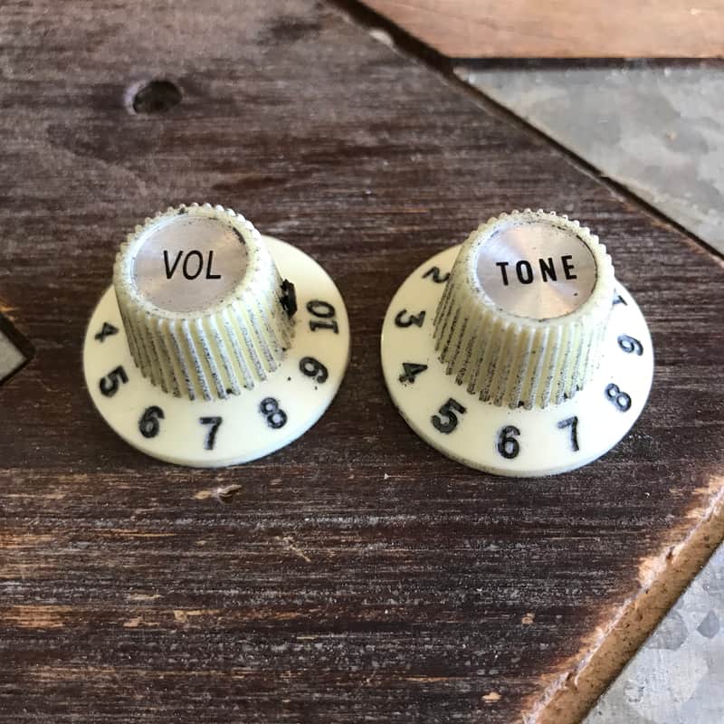 Real Life Relics Fender® Aged Off White 65 Jazzmaster® Knobs (Set of 2) (Fender® 0992086000   [DK1] image 1
