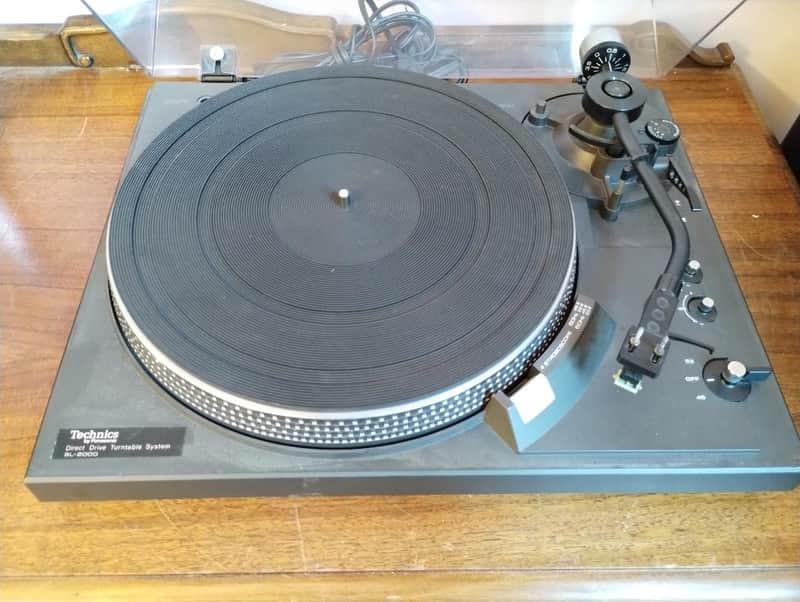 Technics SL2000 turntable in excellent condition - 1980's image 1