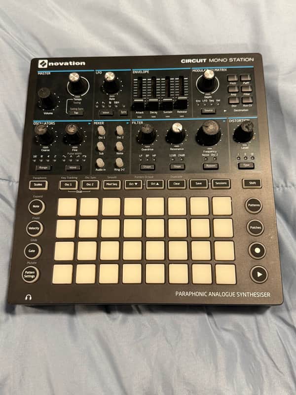 Novation Circuit Mono Station Paraphonic Synthesizer 2017 - 2021 - Black image 1