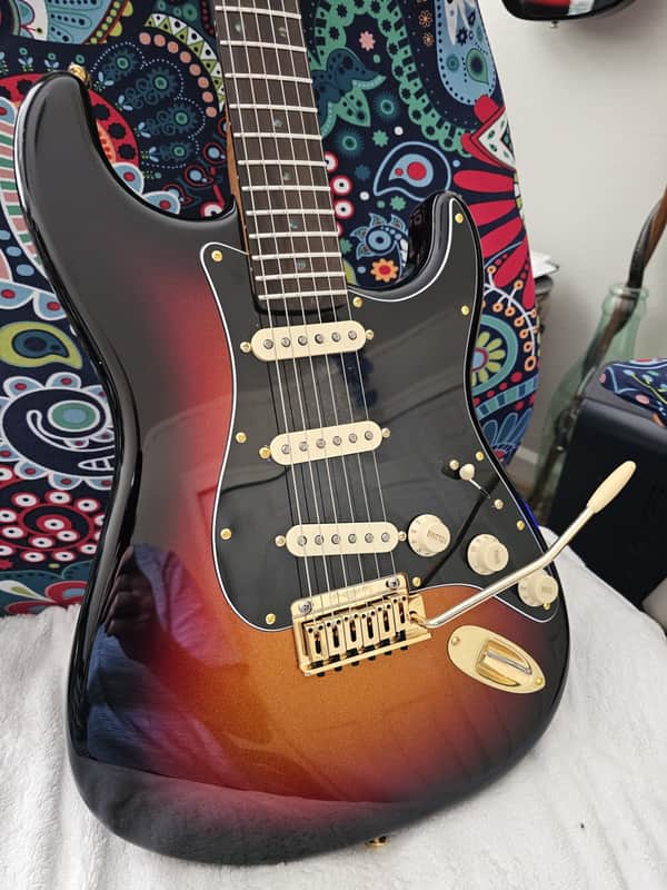 Fender Custom Strat 2026 - 3 Tone Burst Sparkle