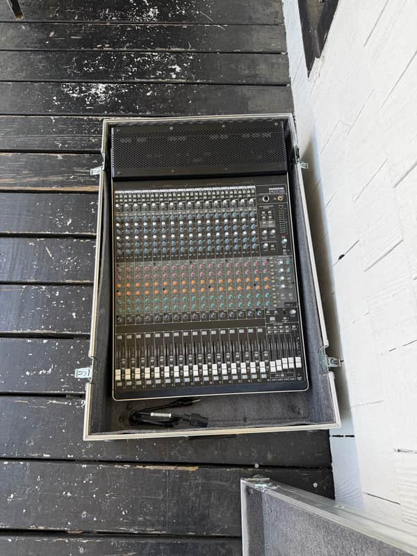 Mackie Onyx 1640i mixer in flight case - Grey | Reverb