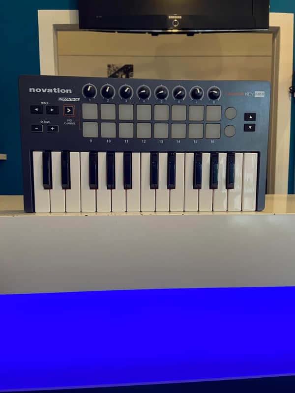 Novation Launchkey Mini MKII MIDI Keyboard Controller 2015 - 2019 - Black image 1