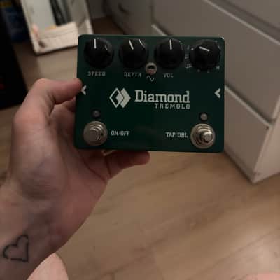 Diamond Tremolo 2000s - Green image 1