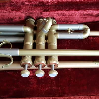 Reconditioned Silvertone Artist trumpet w/vintage case image 2