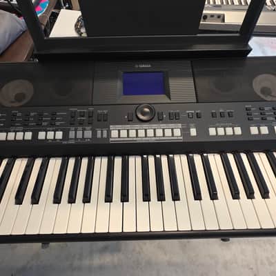 Yamaha PSR-S650 61-Key Arranger Workstation 2010s - Black image 2