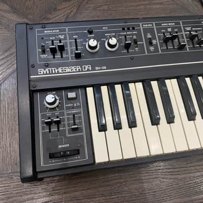 Vintage 1980 Roland Synthesizer 09 sh-09 analog monophonic synth keyboard image 2