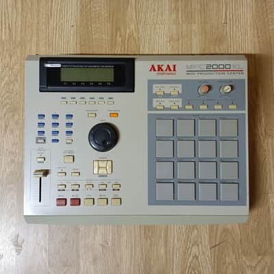 Akai MPC2000XL 32MB and 8 outs IB-208P