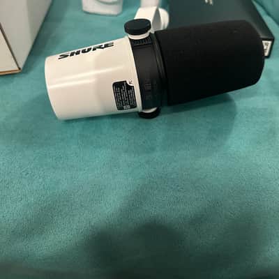Shure MV7+ Hybrid Podcast Microphone - White image 10