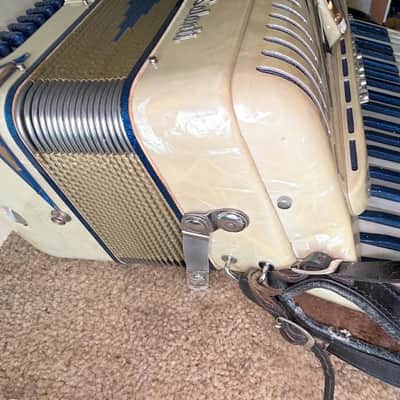 Salanti 41 / 120 "Ladies Sized" Accordion Near Mint Condition image 7