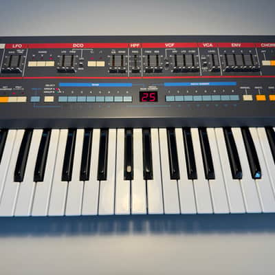 Roland Juno-106 61-Key Programmable Polyphonic Synthesizer Mint Condition Original box image 3