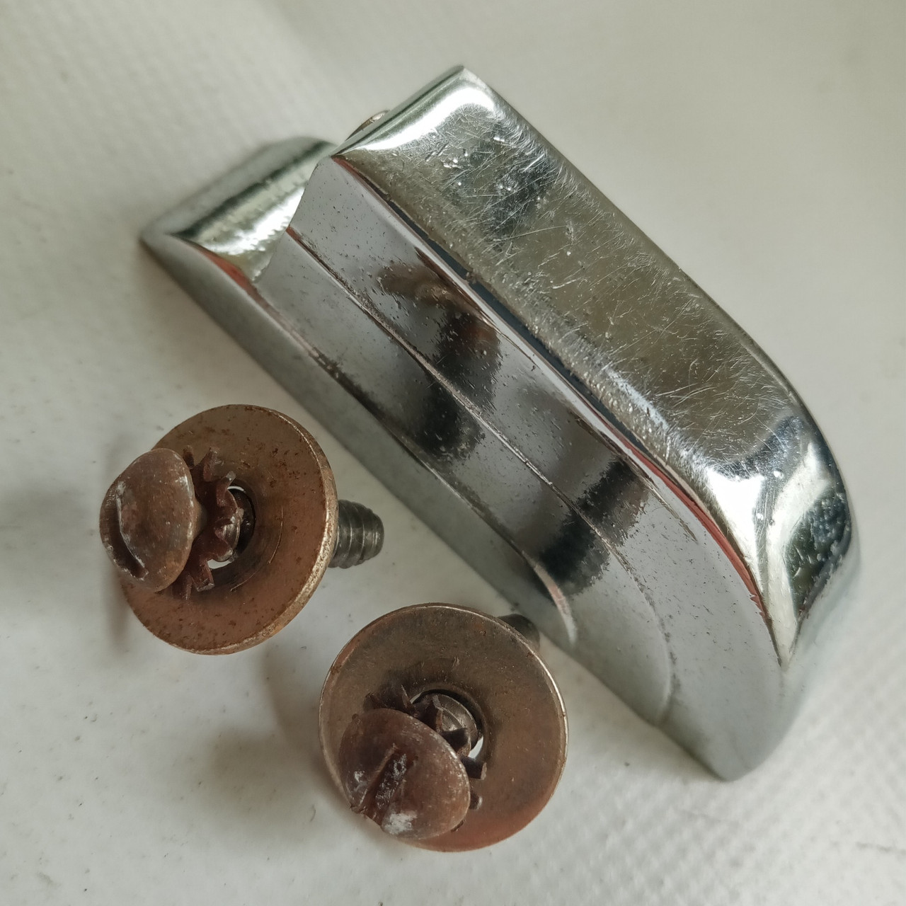 Leedy&Ludwig 1+Chrome Beavertail Bass/Floor Tom Drum Lug 40s-50s Flat-Head Screw — main photograph