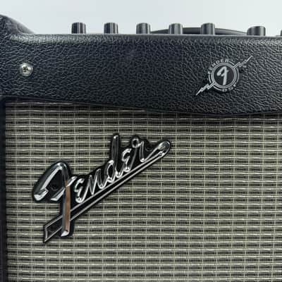 Fender Mustang I V.2 2015 - Black with silver/gray cloth image 4