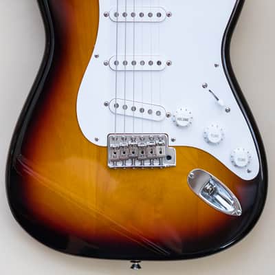 2013 Fender Japan Stratocaster 58 Vintage Reissue Sunburst maple