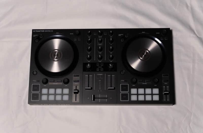 Native Instruments Traktor Kontrol S2 MK3 2018 - Black image 1