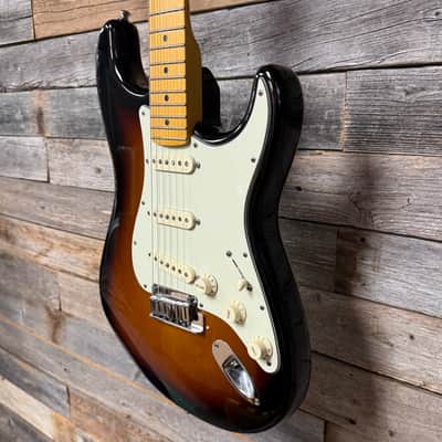 Fender American Deluxe Stratocaster with Maple Fretboard 2011 - 2015 - 3-Color Sunburst image 2