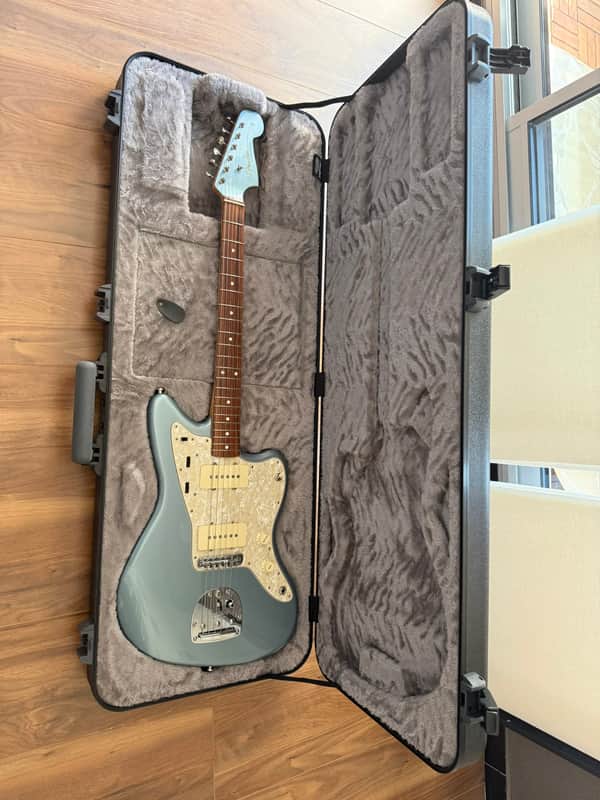 Fender Vintera '60s Jazzmaster with Pau Ferro Fretboard 2019 - 2023 - Ice Blue Metallic - Etui rigide Fender