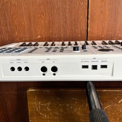 Roland FANTOM-06 Synthesizer Keyboard Limited Edition White w/ gig bag image 8