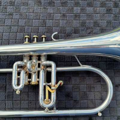 Gently Used Getzen Eterna Flugelhorn and Trumpet Combo with mouthpieces and case image 3