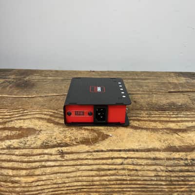 Gator Cases Power-5 Pedal Board Isolated Power Supply like new with box image 3
